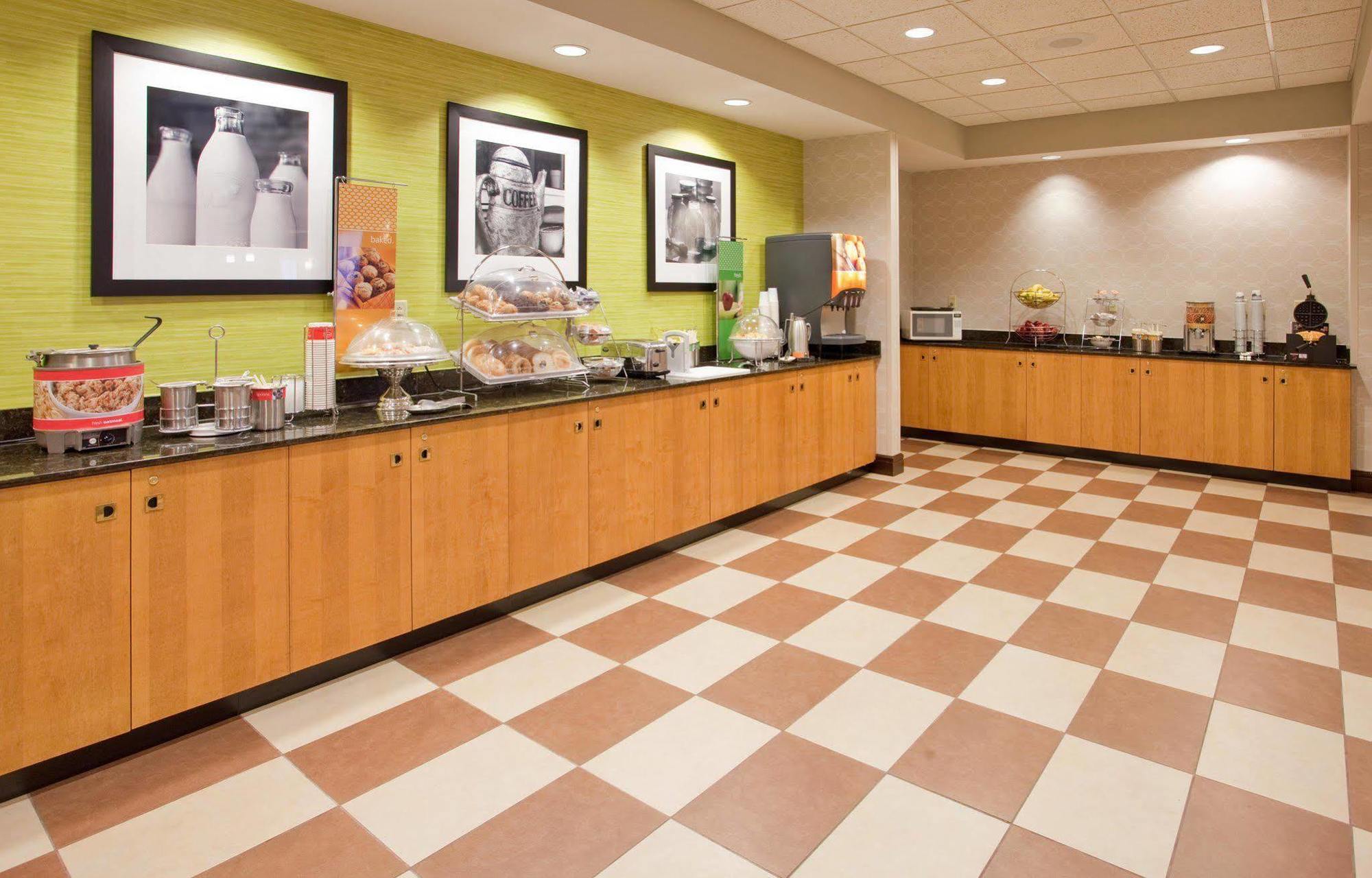 Hampton Inn Norfolk Bagian luar foto